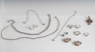 Posten Silberschmuck, Silber 835 und 925, 12 Teile, bestehend aus: 3 Ketten, 1 Brosche, 2