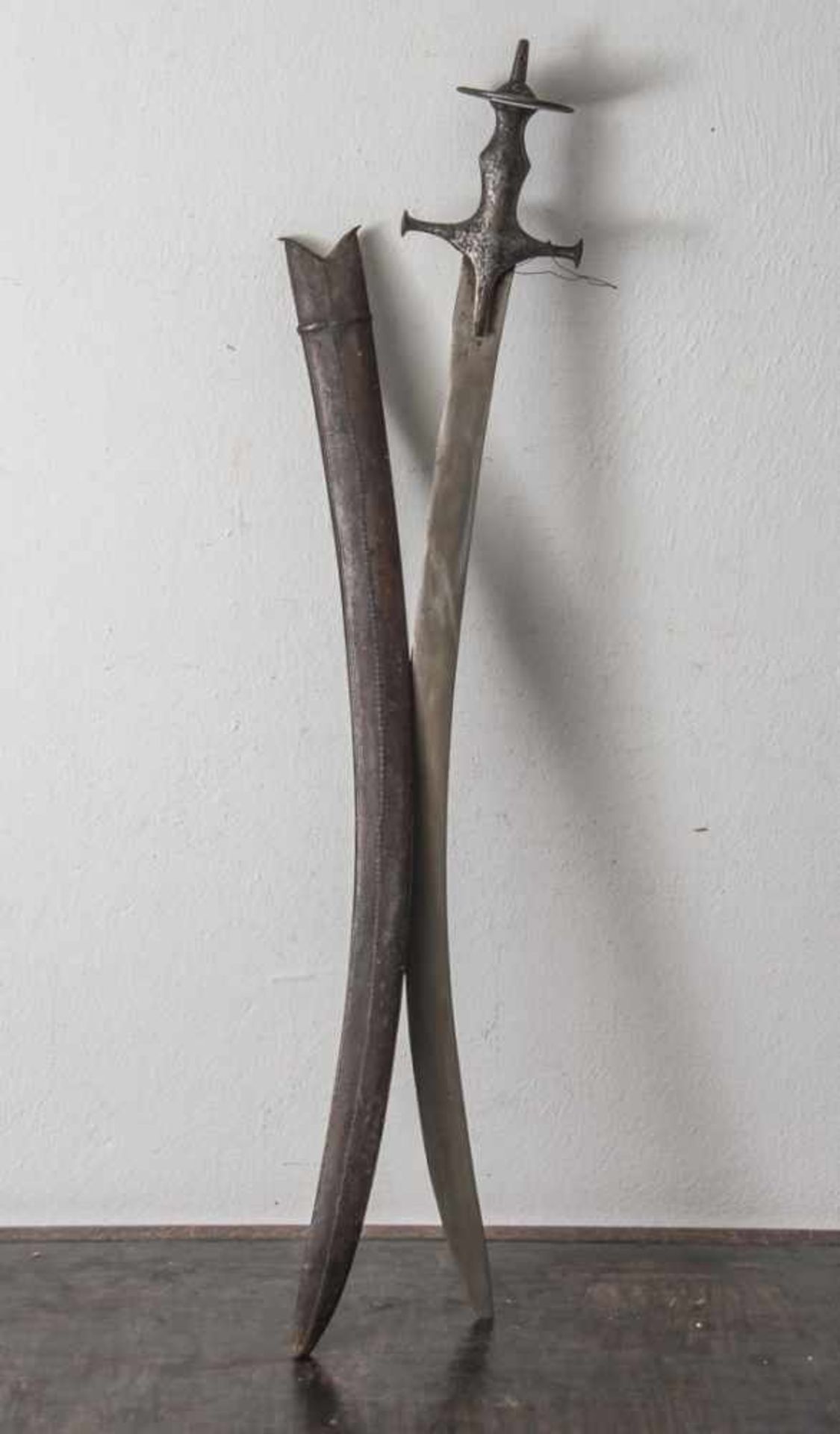 Tulwar, Indischer Säbel, 19. Jahrhundert, lederbezogene Holzscheide, lange, gebogene, einseitig