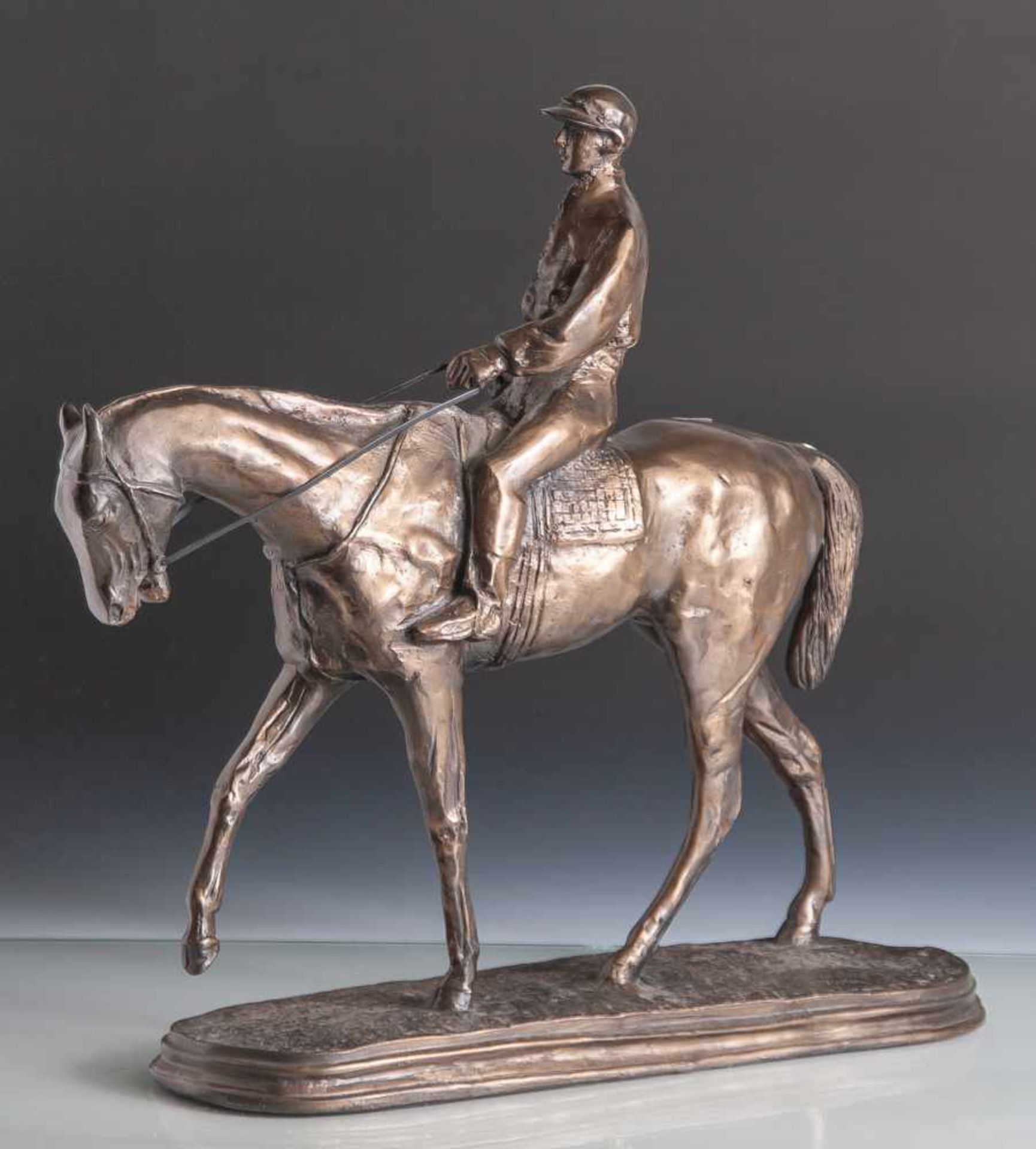 Tupton, V. (20. Jahrhundert), Jockey auf Rennpferd, Masseguss, dunkel patiniert, auf dem Sockel