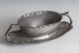 Sauciere, Jugendstil, Kayserzinn. Auf der Us. gemarkt. Modell-Nr. 4517. H. ca. 6 cm, L. ca. 22,5