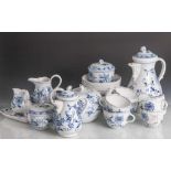 Serviceteile, 26-teilig, Meissen, blaue Schwertermarke, Porzellan, Dekor Zwiebelmuster,