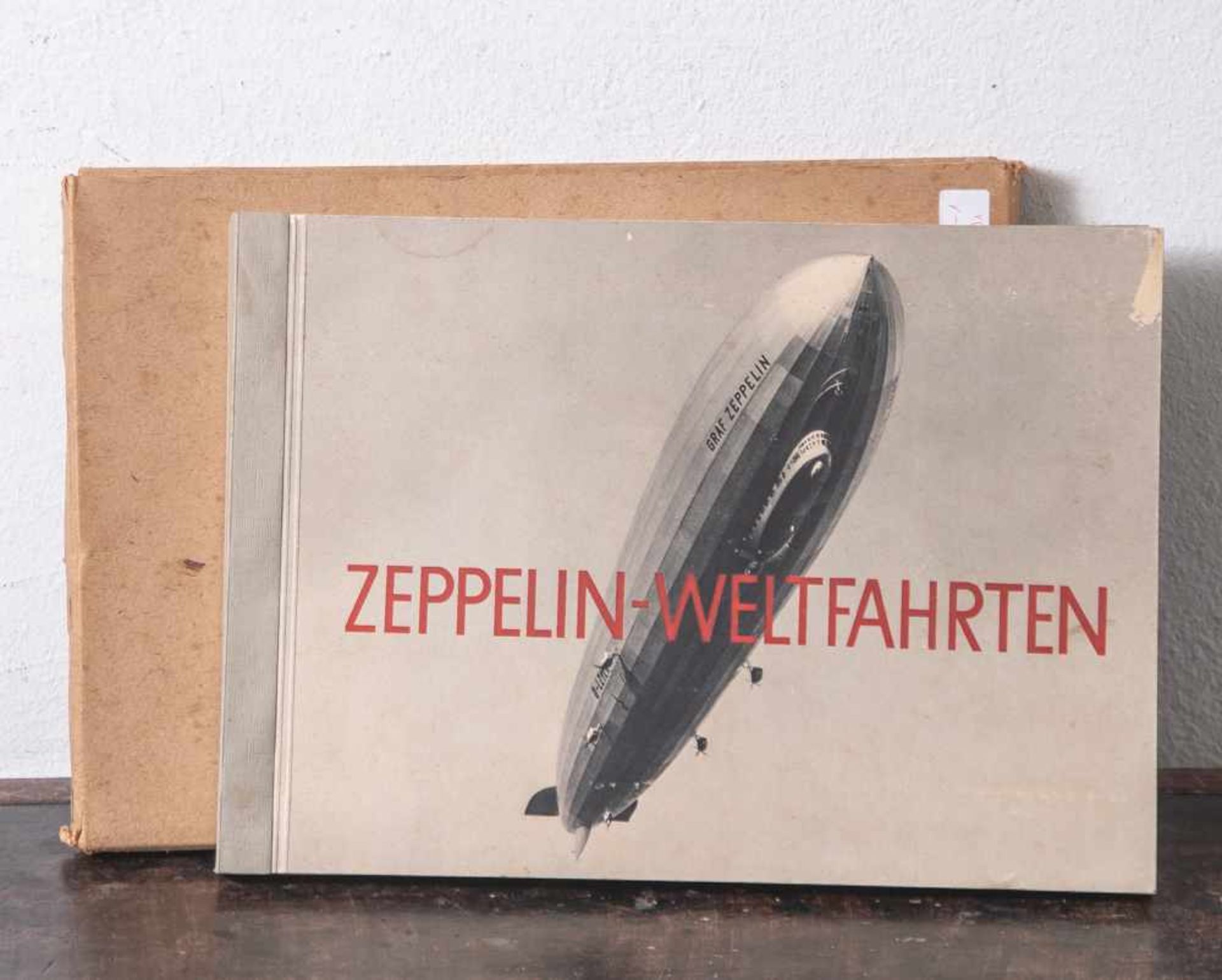 Zigarettenbilderalbum "Zeppelin Weltfahrten", 1932, im Kartonschuber, guter Zustand.