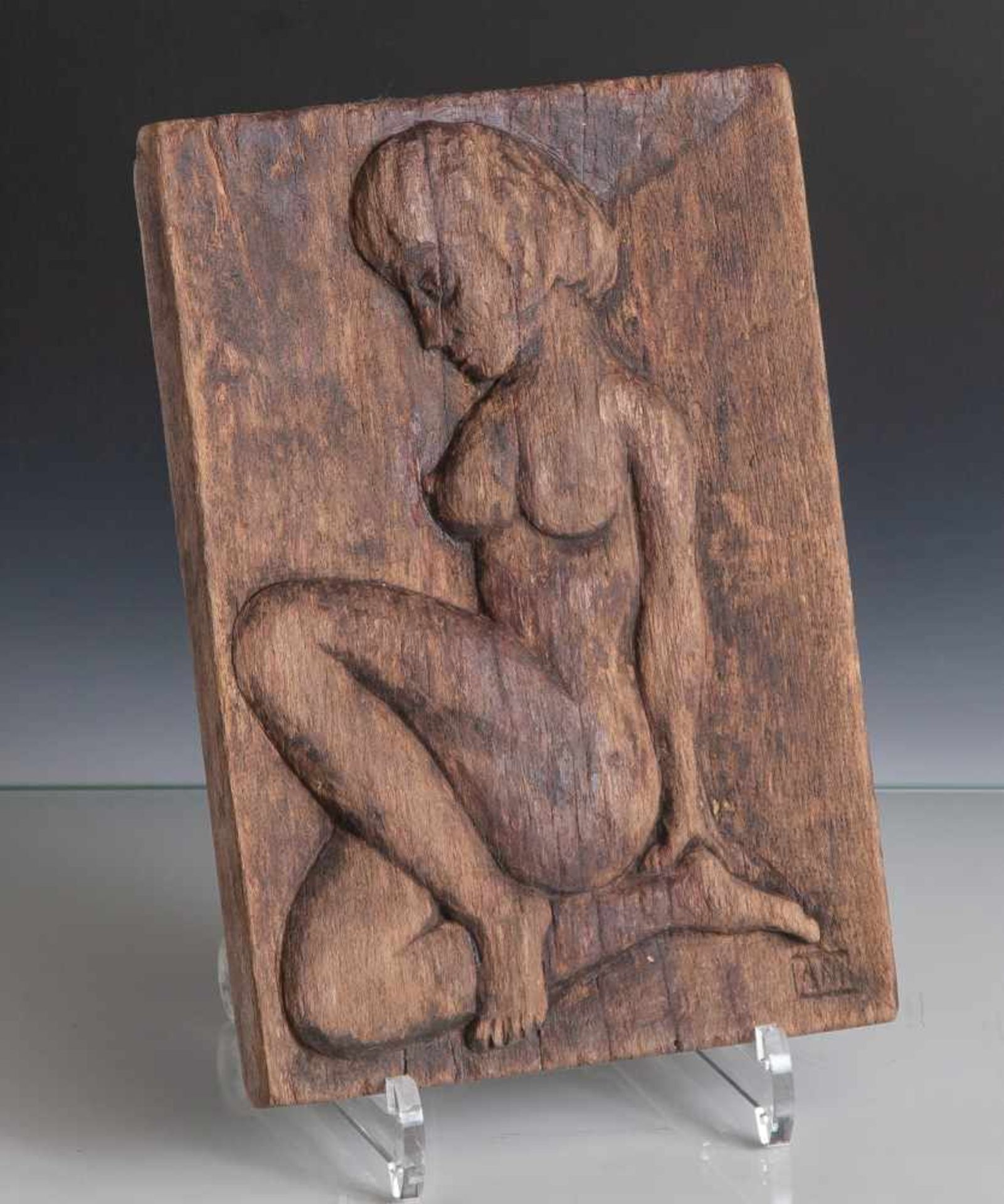 Monogrammist AM (20. Jahrhundert), Relief, Weiblicher Akt, Holz reliefplastisch geschnitzt, re. u.