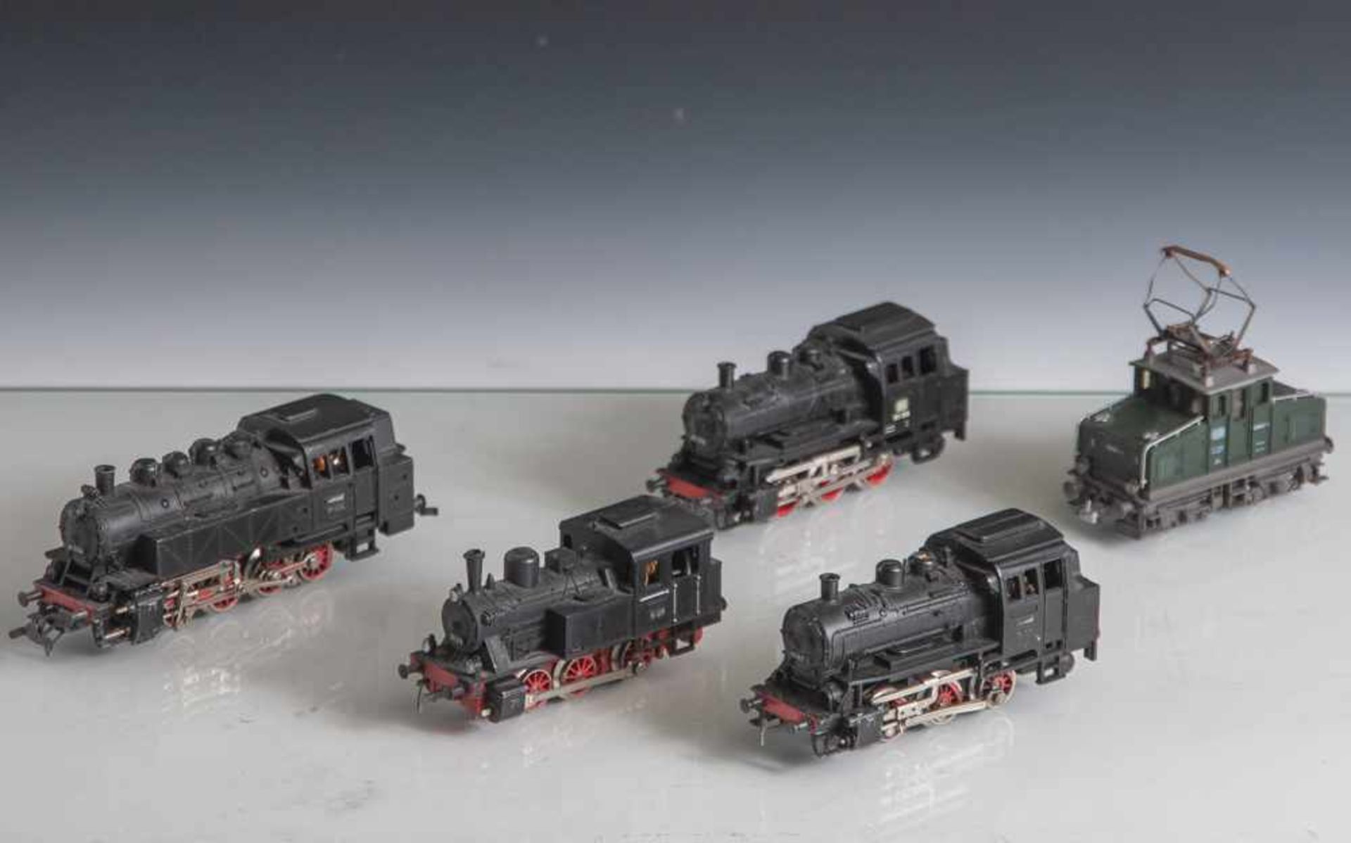 5 Lokomotiven, 4 x Märklin: 81004, 89005, 89006, 3029, 1 x Roco: 69002-3. Alters- und