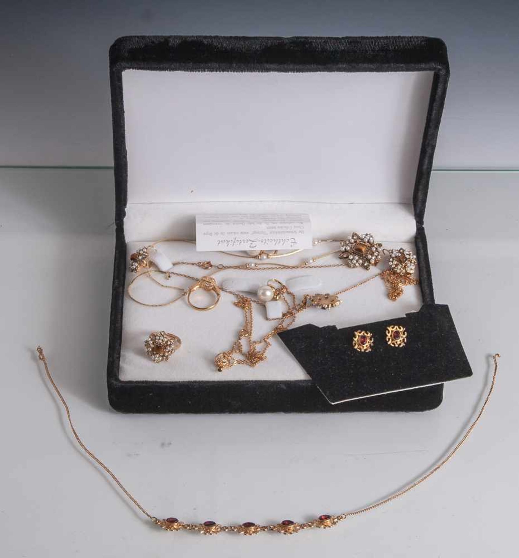 Posten exquisiter Modeschmuck, 11 Teile, bestehend aus: 1 Schmuckset mit Tigeraugenbesatz (Kette mit