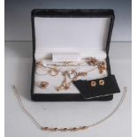 Posten exquisiter Modeschmuck, 11 Teile, bestehend aus: 1 Schmuckset mit Tigeraugenbesatz (Kette mit