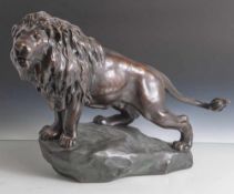 Stehender Löwe, Metallguss, bronziert, 19./20. Jahrhundert, naturalistische Darstellung auf
