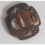 Tsuba, Japan, wohl späte Edo-Periode, Kupfer/Kupferlegierung mit Goldauflage. Dargestellt ist eine