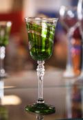 Kelchglas, Entwurf Kurt Wallstab (1920-2002), farbloses Glas, Kuppa mit grünen Glaseinsätzen, Fuß