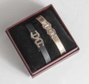 Etienne Aigner Armbandset, schwarzes und goldenes Lederarmband im Set mit goldfarbenem Logo. In