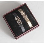 Etienne Aigner Armbandset, schwarzes und goldenes Lederarmband im Set mit goldfarbenem Logo. In