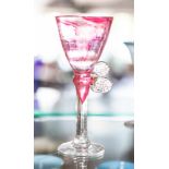 Kelchglas, Entwurf Paula Bartron (geb. 1946), farbloses Glas mit magentafarbenen Einfärbungen bis