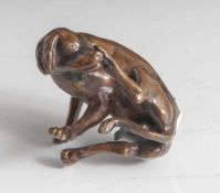 Kleinbronze, Sich kratzender Hund, patiniert. Unsigniert. H. ca. 6 cm, L. ca. 8 cm.