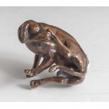 Kleinbronze, Sich kratzender Hund, patiniert. Unsigniert. H. ca. 6 cm, L. ca. 8 cm.