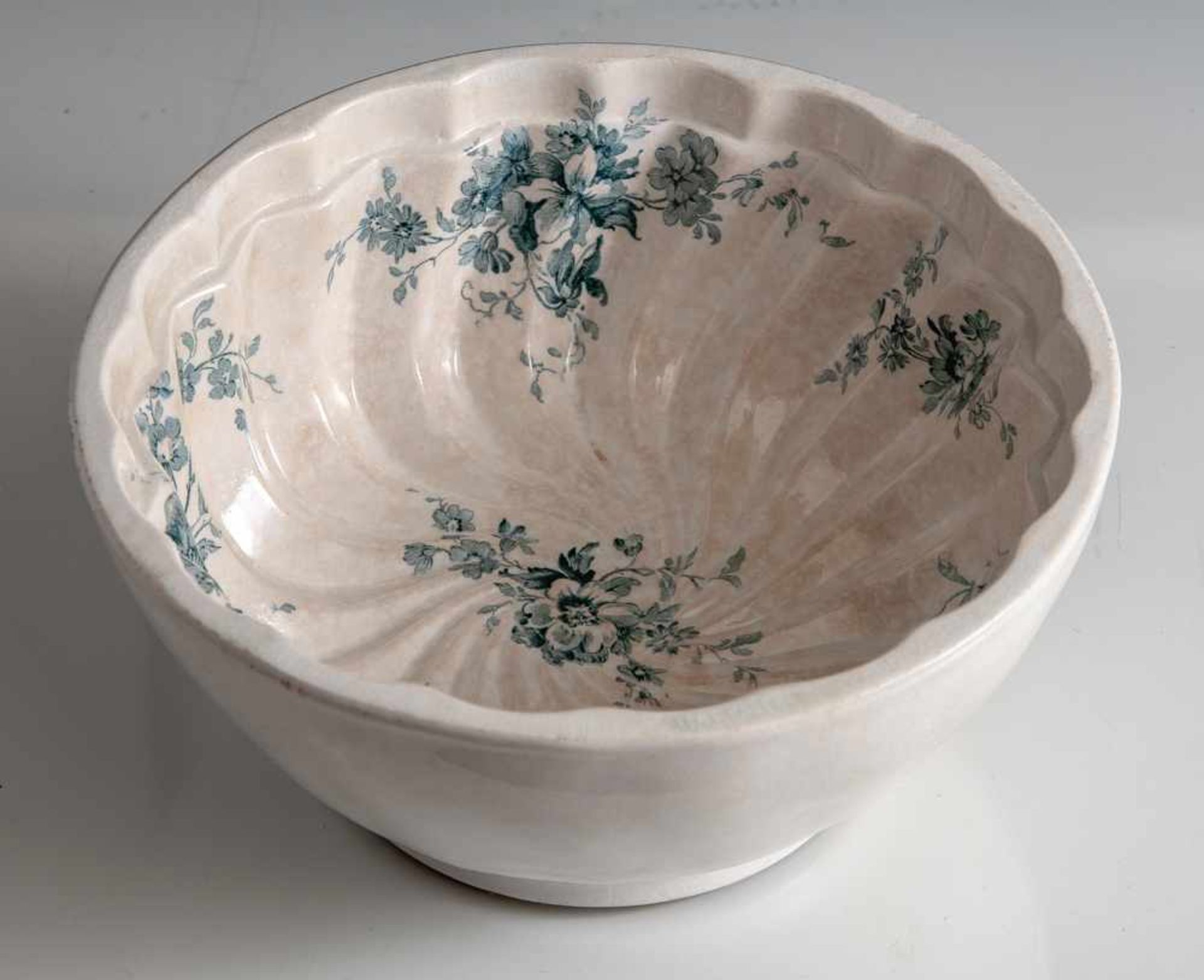 Puddingform, Franz Anton Mehlem, Preßmarke, Keramik, Krakeleeglasur, polychromes Blumendekor. H. ca.