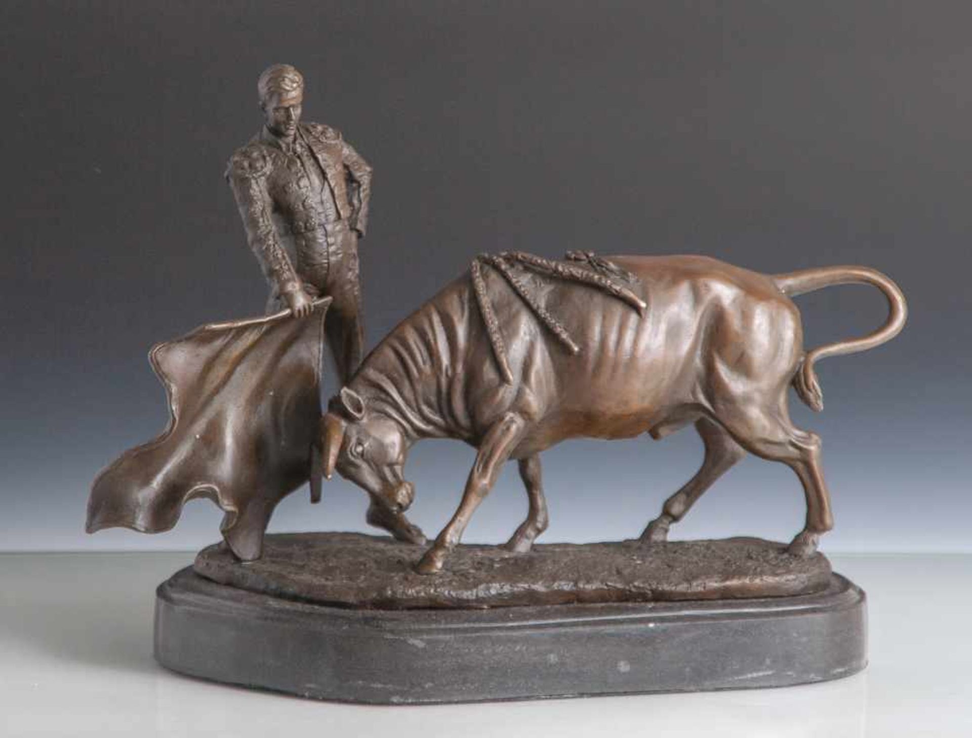 Hussmann, Albert Hinrich (1874-1946), Torero mit Stier, Bronze, dunkel patiniert. Rs. sign. auf