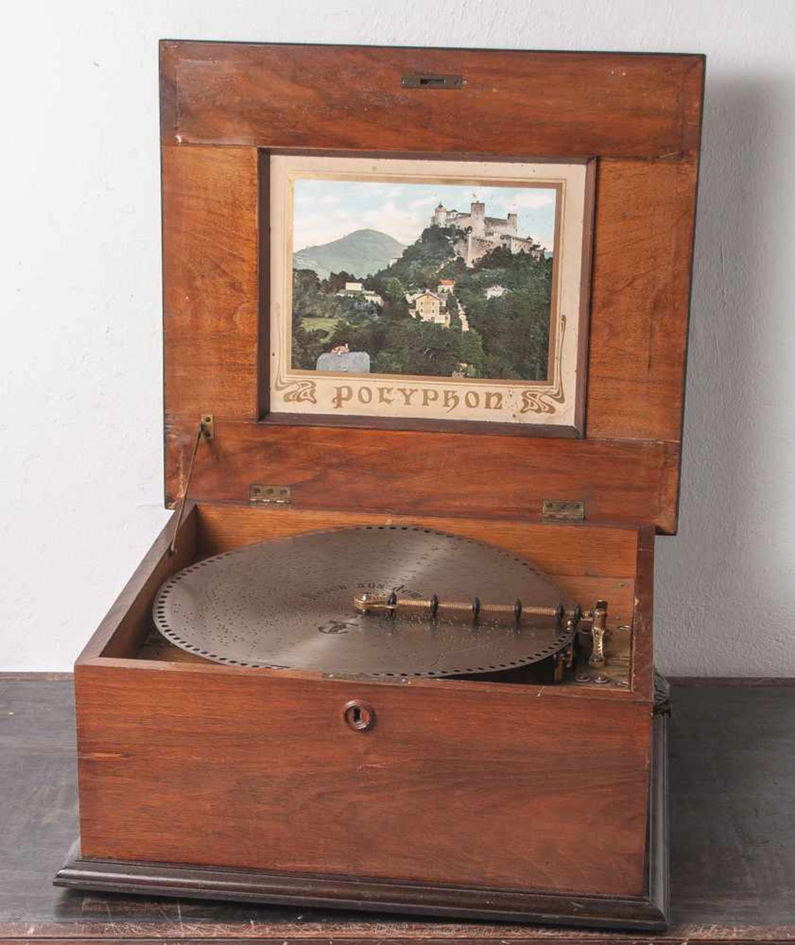 Großes Polyphon um 1900, Nussholzgehäuse mit Zungenwerk (Funktion ungeprüft, da Schlüssel fehlt),