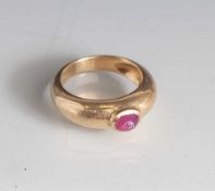 Damenbandring, Gelbgold 750, ausgefasst mit 1 ovalen Rubincabochon, ca. 5,5 x 4 mm, Ringgröße: 53,