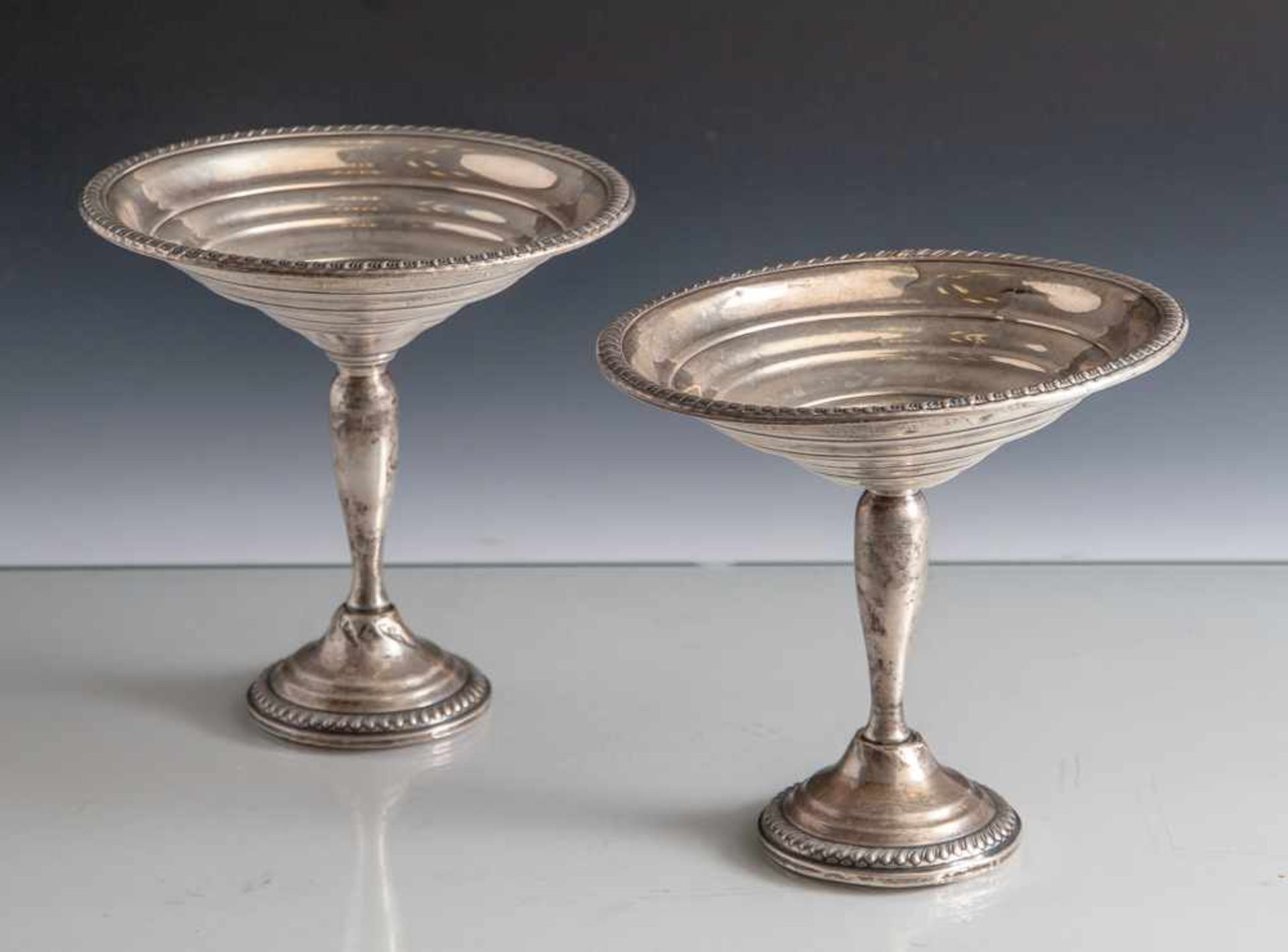 Paar Tazza, Sterling Silber, 20. Jahrhundert, flache Kuppa über keulenförmigem Schaft und leicht
