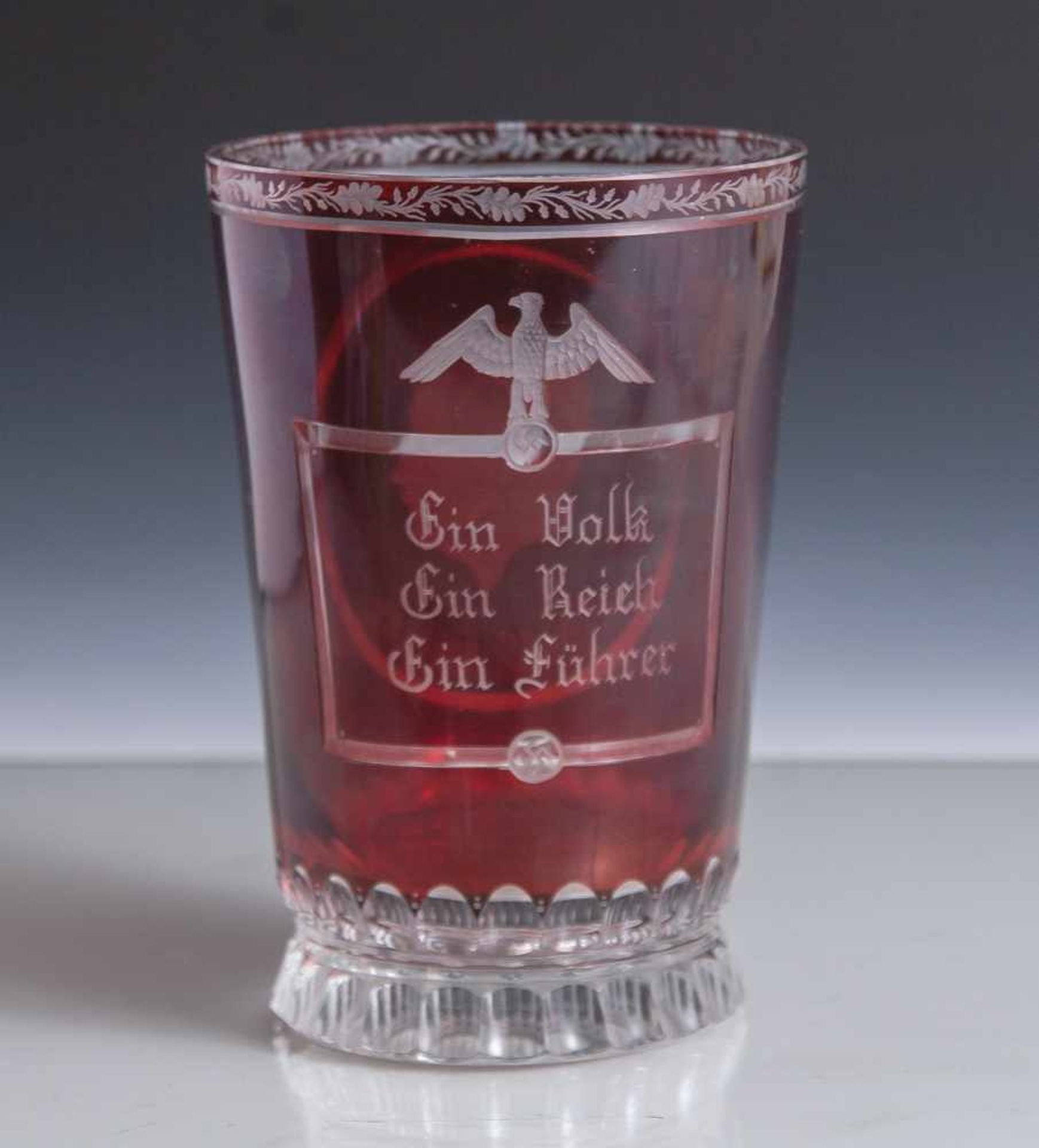 Patriotisches Glas, III. Reich, farbloses, rot überfangenes Glas mit fein gravierten Motiven: a)