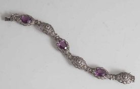 Armband, Anfang 20. Jahrhundert, Silber, gest. 935, mit 3 gr. oval-facettierten Amethysten und