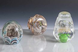 3 Paperweights, wohl Nordböhmen, 19./20. Jahrhundert, massives Klarglas, facettiert geschliffen, mit