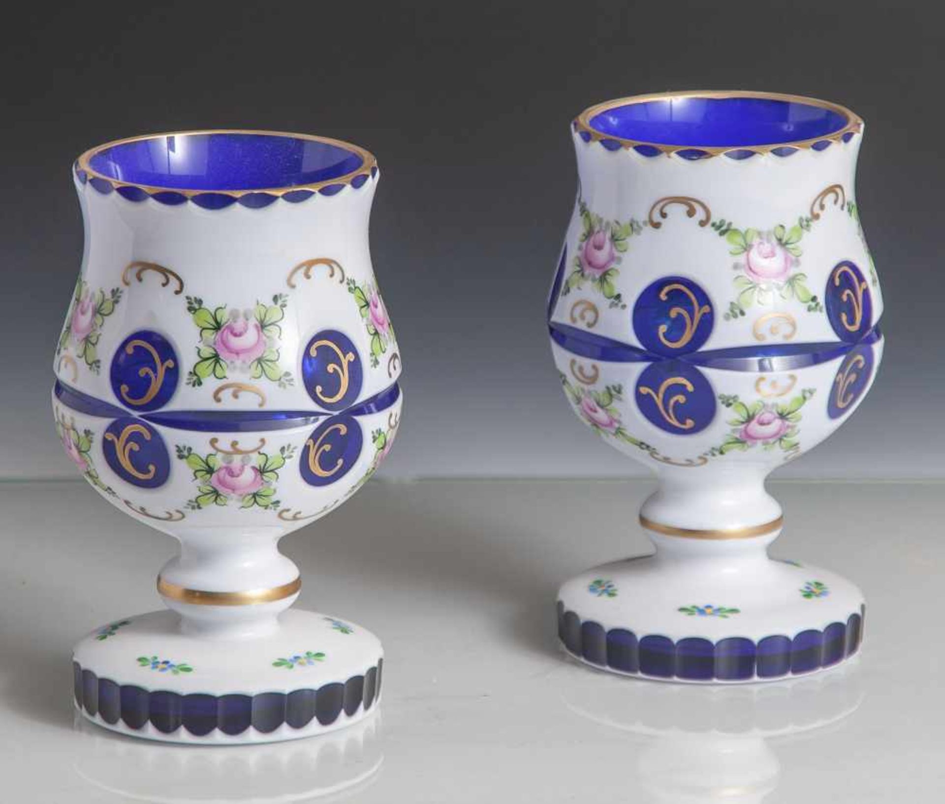 2 Pokale, 19. Jahrhundert, Biedermeier, kobaltblaues Glas, milchig weißer Überfang mit umlaufender