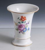 Vase, Meissen, blaue Schwertermarke, Porzellan, polychrom bemalt, Goldrand, schauseitig