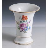 Vase, Meissen, blaue Schwertermarke, Porzellan, polychrom bemalt, Goldrand, schauseitig