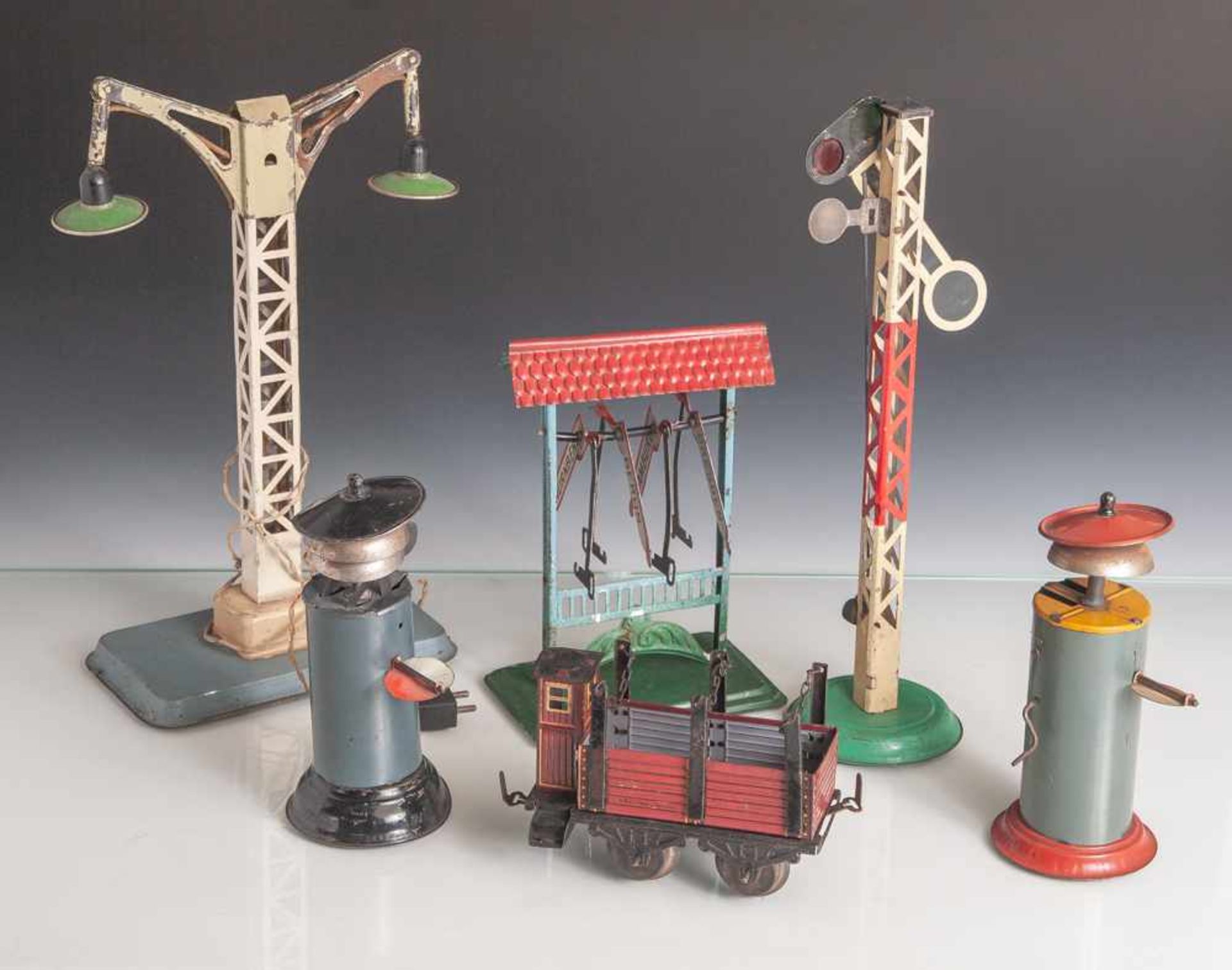 Posten Blechspielzeug, Eisenbahnzubehör, 1. Hälfte 20. Jahrhundert, Deutschland und Frankreich (