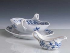 2 Saucieren, Meissen, blaue Schwertermarke, Porzellan, Dekor Zwiebelmuster, kobaltblau. Ca. 14,5 x