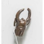 Antikes Gewicht in Form einer Maske mit Hörnern, wohl Kenia, Bronzeguss, L. ca. 38 mm.