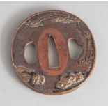 Tsuba, Japan, wohl späte Edo-Periode, Kupfer mit Goldauflage. Mit floraler Motivik (Blütenzweige).