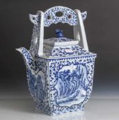 Teekanne, China, 20. Jahrhundert, Porzellan, blau-weiß Malerei, Dekor von Ranken sowie Kartuschen