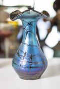 Kleine Vase, Glas, blau irisierend überfangen mit aufgeschmolzenem Fadendekor, kegelförmiger