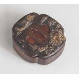 Tsuba, Japan, wohl späte Edo-Periode, Kupfer/Kupferlegierung mit Goldauflage. Landschaftsdarstellung