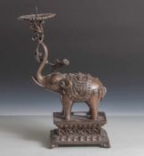 Kerzenhalter, China, neuzeitlich, Metallguss, bronziert. Auf einem Postament stehender Elefant mit