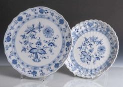 2 Platten, Meissen, blaue Schwertermarke, Porzellan, Dekor Zwiebelmuster, kobaltblau, bestehend aus: