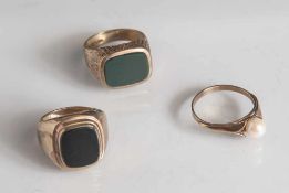 3 Ringe Gelbgold 333, 2 Herrenringe je mit geschnittener Schmucksteinplatte (Onyx und Heliotrop),