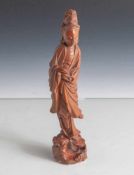 Stehender Guanyin mit Vogel, wohl China 1. Hälfte 20. Jahrhundert, Holz geschnitzt. H. ca. 21,5 cm.