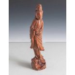 Stehender Guanyin mit Vogel, wohl China 1. Hälfte 20. Jahrhundert, Holz geschnitzt. H. ca. 21,5 cm.