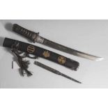 Tanto, Japan, Griff/Makidome mit Baumwollband gewickelt, Kashira Silber/Gold mit feiner Gravur,