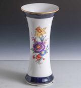 Vase, Meissen, blaue Schwertermarke (2 Schleifstriche), Porzellan, polychrom bemalt, oben u. unten