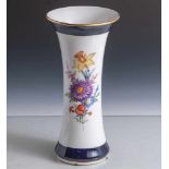 Vase, Meissen, blaue Schwertermarke (2 Schleifstriche), Porzellan, polychrom bemalt, oben u. unten
