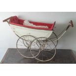 Puppenwagen, Ende 19. Jahrhundert, Holz/Metall, weiß lackiert, vierrädrig mit Speichen. Ohne