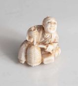 Netsuke, Korbflechter, Japan, Meiji-Zeit, wohl Ende 19. Jahrhundert, Elfenbein geschnitzt und