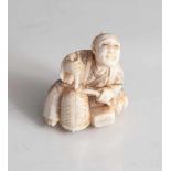 Netsuke, Korbflechter, Japan, Meiji-Zeit, wohl Ende 19. Jahrhundert, Elfenbein geschnitzt und