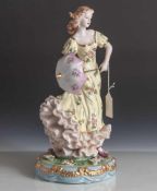 Figurine, Dame mit Sonnenschirm, 2. Hälfte 20. Jahrhundert, polychrome Bemalung und Goldstaffierung.