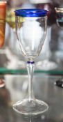 Kelchglas, Entwurf Walter Bahr (geb. 1949), farbloses Glas, Schaftende u. Mündungsrand blau
