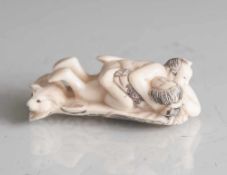 Shunga Netsuke, Japan, Meiji-Zeit, wohl Ende 19. Jahrhundert, Elfenbein fein geschnitzt u. graviert,